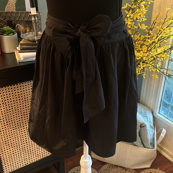 Express Black Taffeta Mini Skirt with Self Tie Belt and Pockets - Picture 2 of 9
